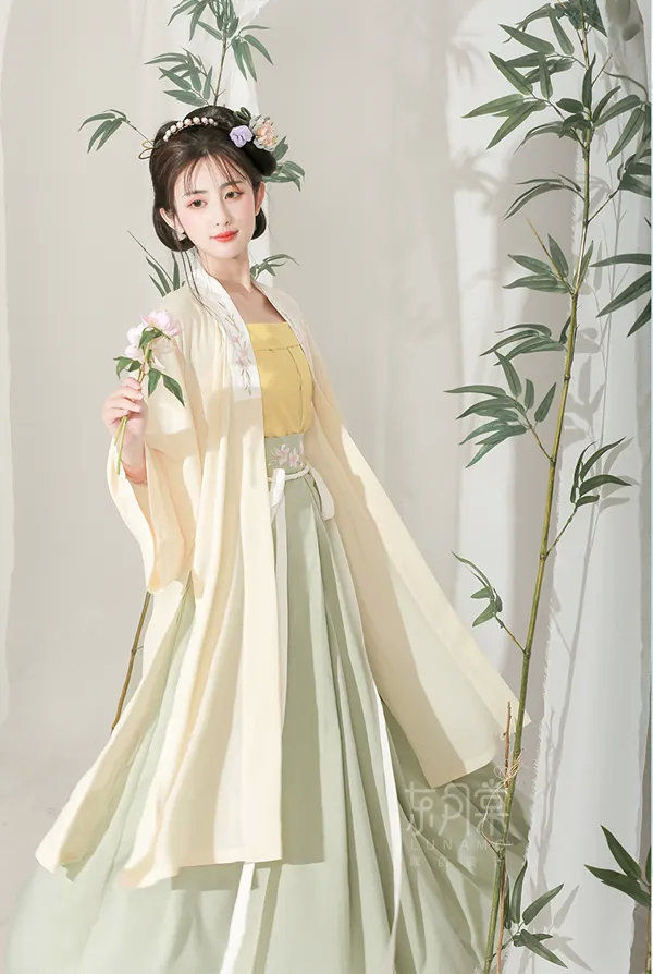 "而风疯推广汉服的事,也被成都主流媒体