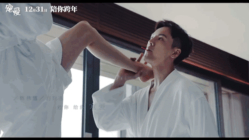 是一个连 贺岁档也 完美适配的温馨故事 首先是 陈伟霆和 钟楚曦饰演