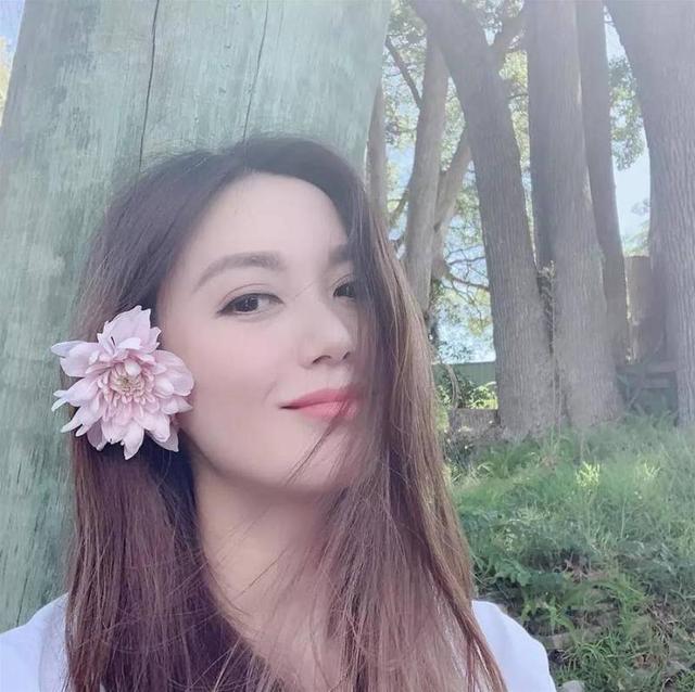她演倚天屠龙记走红,嫁老外息影47岁宛如少女,不老女神郭妃丽