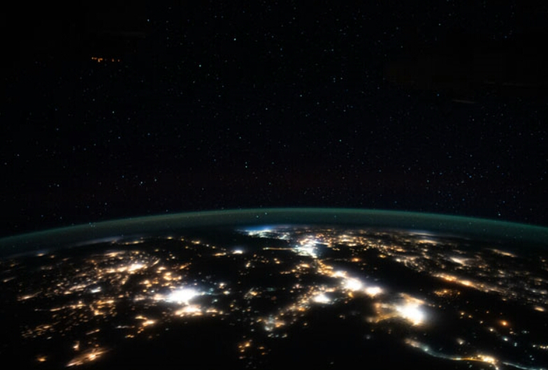 远征队-60拍摄的地球夜景延时摄影 图片来源:nasa