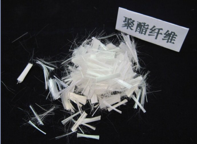 被切成短纤的聚酯纤维(俗称涤纶)