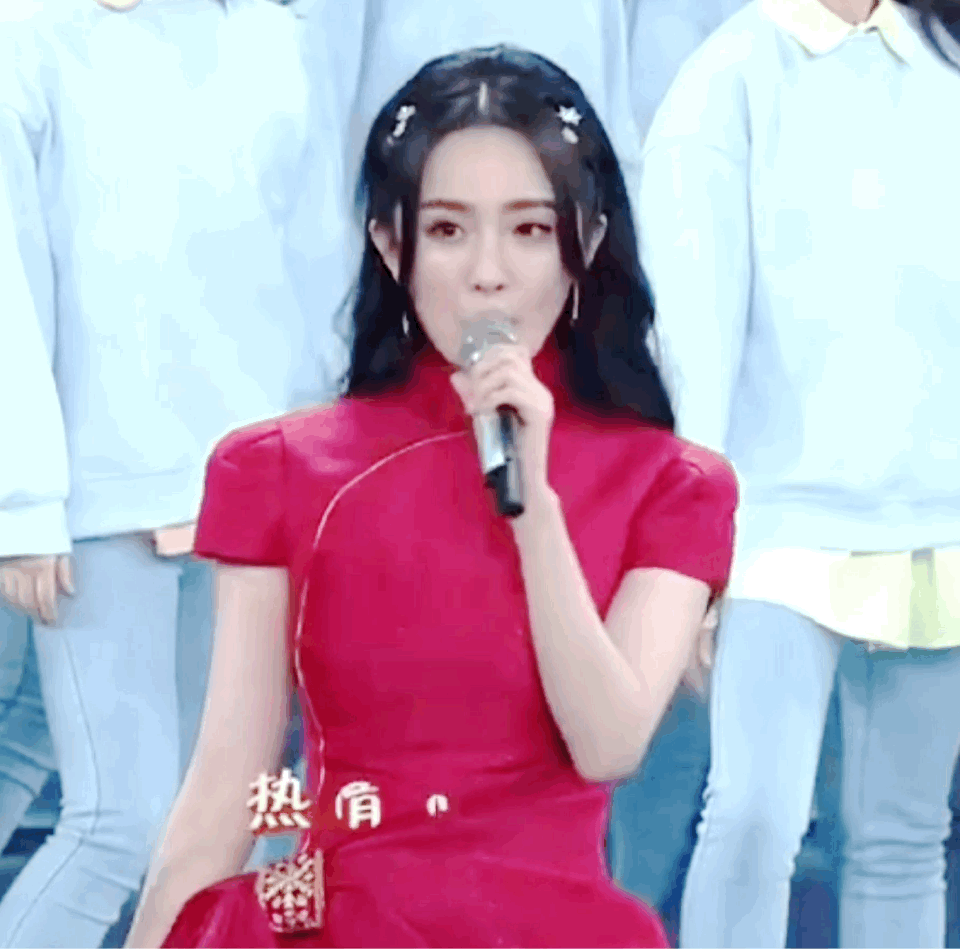 杨幂首次登上央视春晚一袭定制红衣开启一年的好运