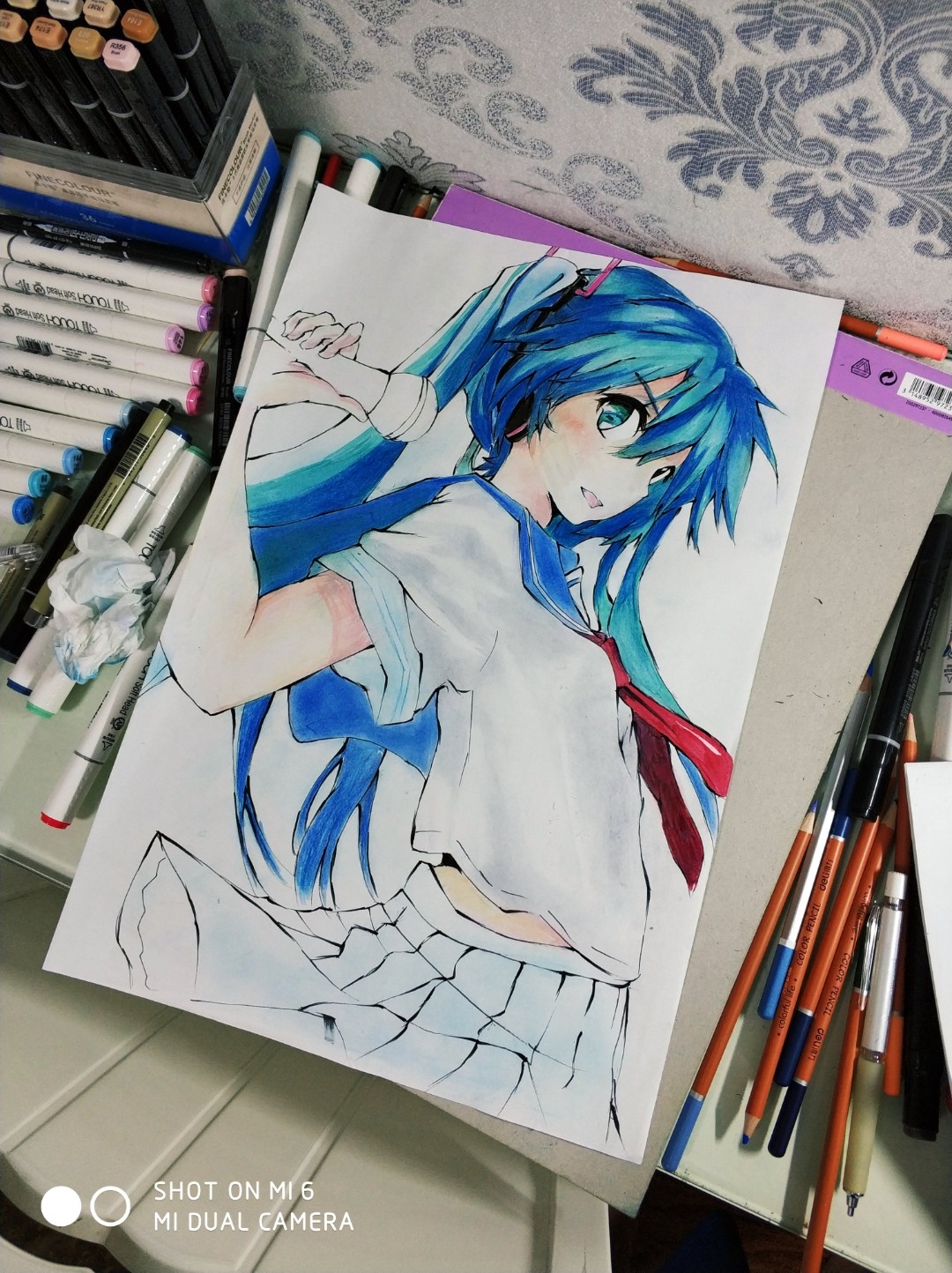 这张初音未来,我画的一点都不像.这张我颜色都没涂好,而且画面很脏.