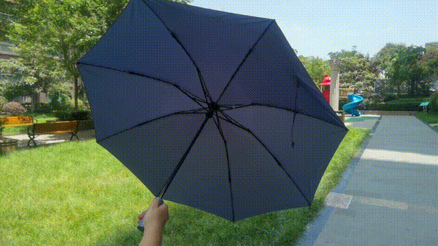 它的折叠方式跟市面上大多数的折叠雨伞不一样,它是中间向内弯曲,这种