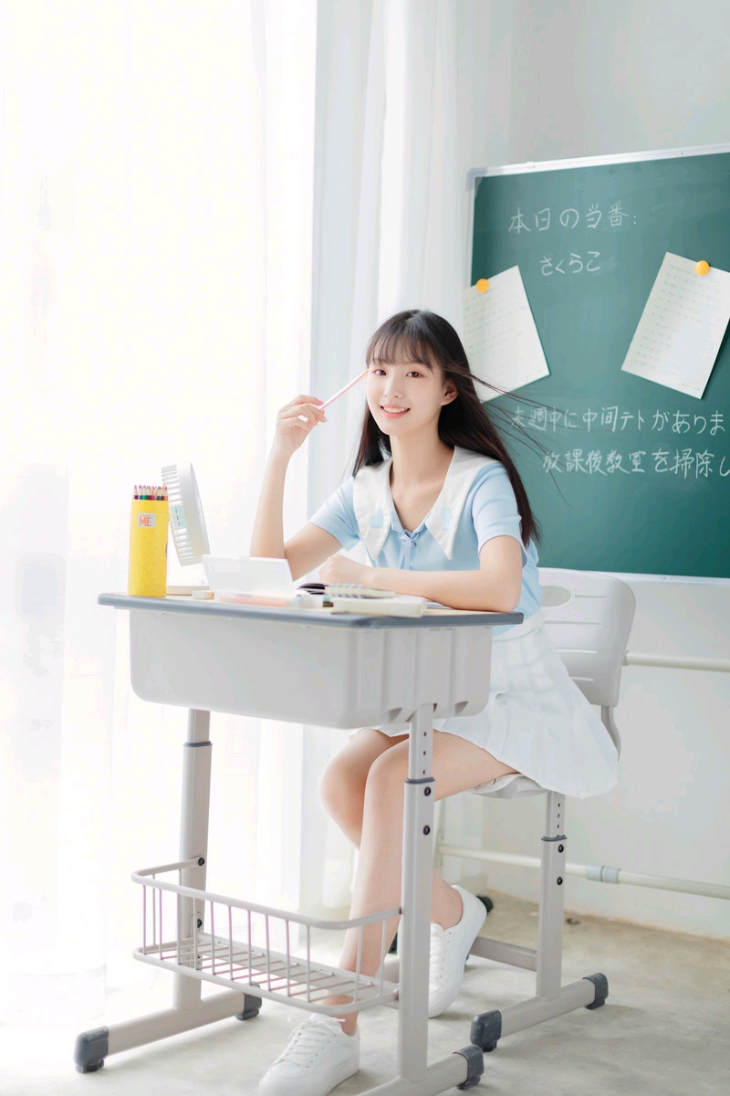 清纯可爱长发美女学生制服教室写真