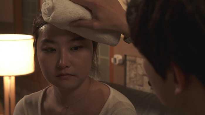 韩国电影《爱玛夫人》讲述了漂亮熟妇和年轻养马仔的故事