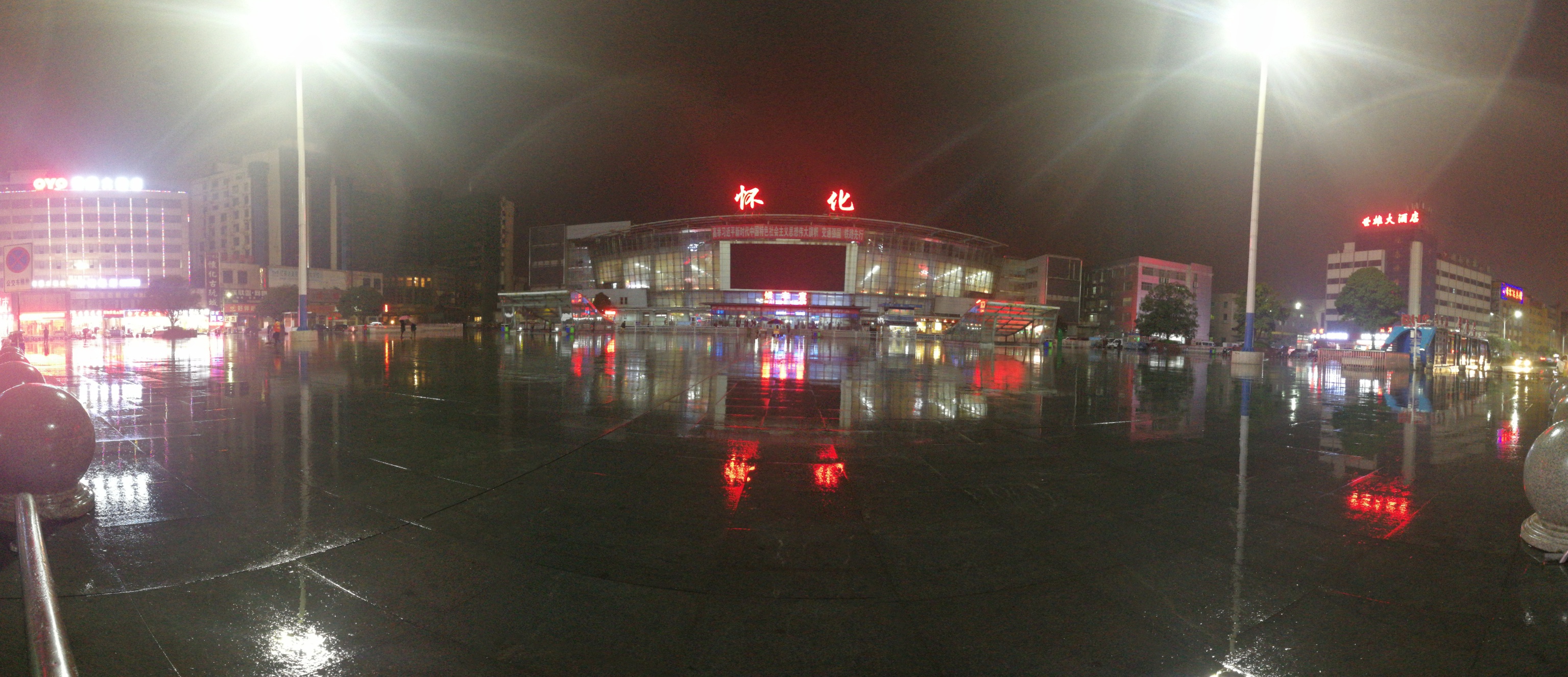 夜晚的怀化站
