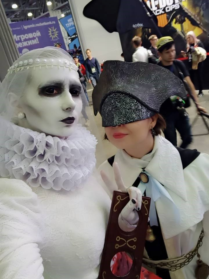 俄美女cos《血源诅咒》亚楠女王 高度还原引猎人合影