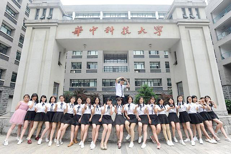 独苗男生毕业照湖北武汉华中科技大学一个男生被女生环绕