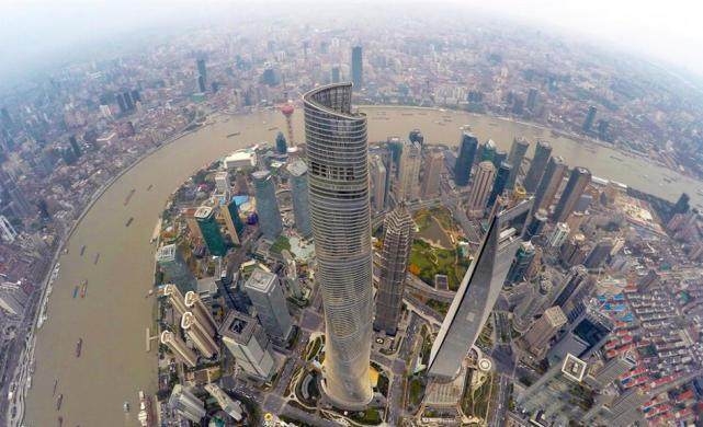 中国上海,中国人口最多的城市,其著名的历史地标有外滩,城隍庙和豫园.