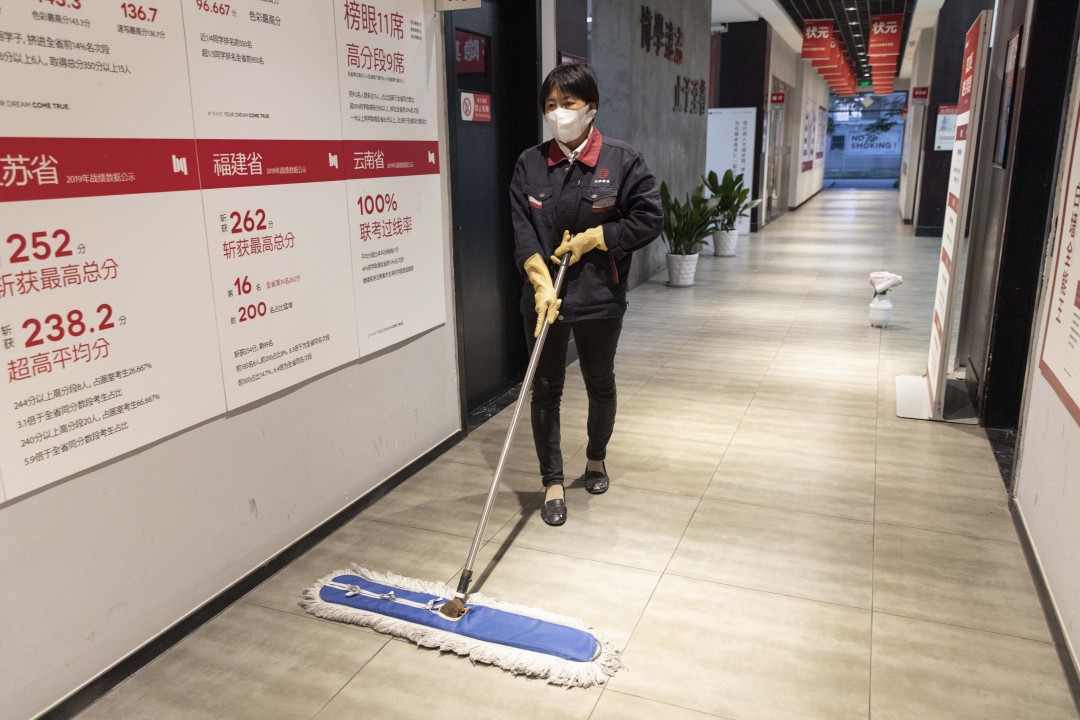 后勤阿姨清洁消毒日常