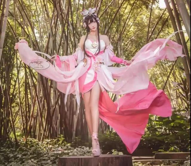 lol:腐团儿晒出最新cos作品,一双大长腿太吸睛!