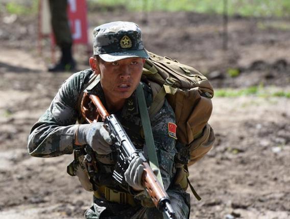 美国大兵外表这么壮单兵作战会有优势吗中国士兵有独门利器