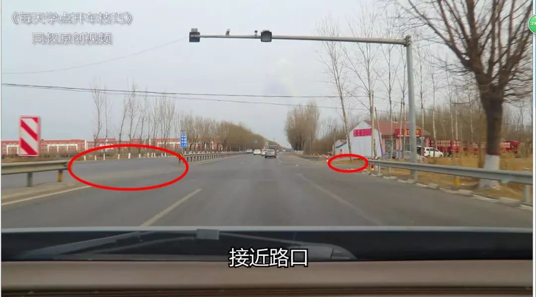 开车路上,前方车辆做出这个动作,要小心了