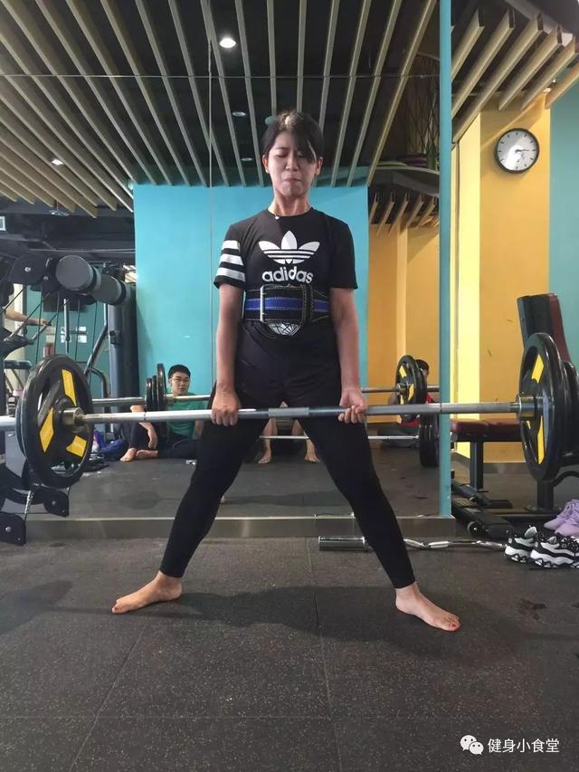 模仿腹肌撕裂者,或者跟着莱美教练一起手持一根棍子(抱歉,我很难称它