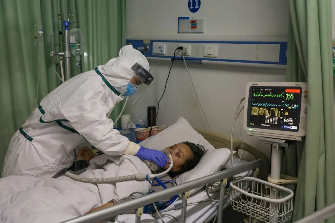 2020年2月6日晚,蔡甸区人民医院隔离病房,铁肖会正在照顾一名患者,给
