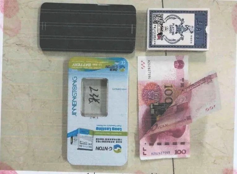 藏在钱币和扑克牌里的摄像头.通讯员供图