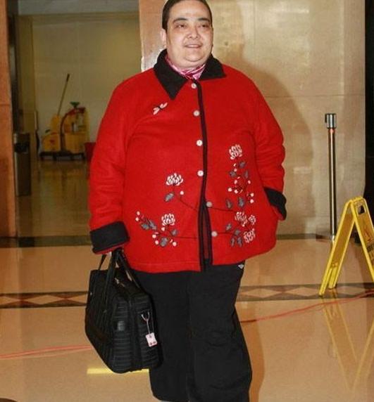如今,一生未婚的何超雄可以说是超级低调,从来不去蹭赌王的热度,基本