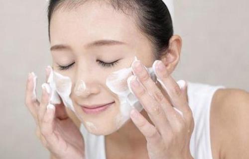 温和保湿的洗面奶不仅可以有效清洁脸部垃圾还能保护肌肤,像我平时