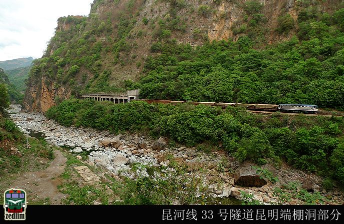 在昆河铁路运用的东风21型机车