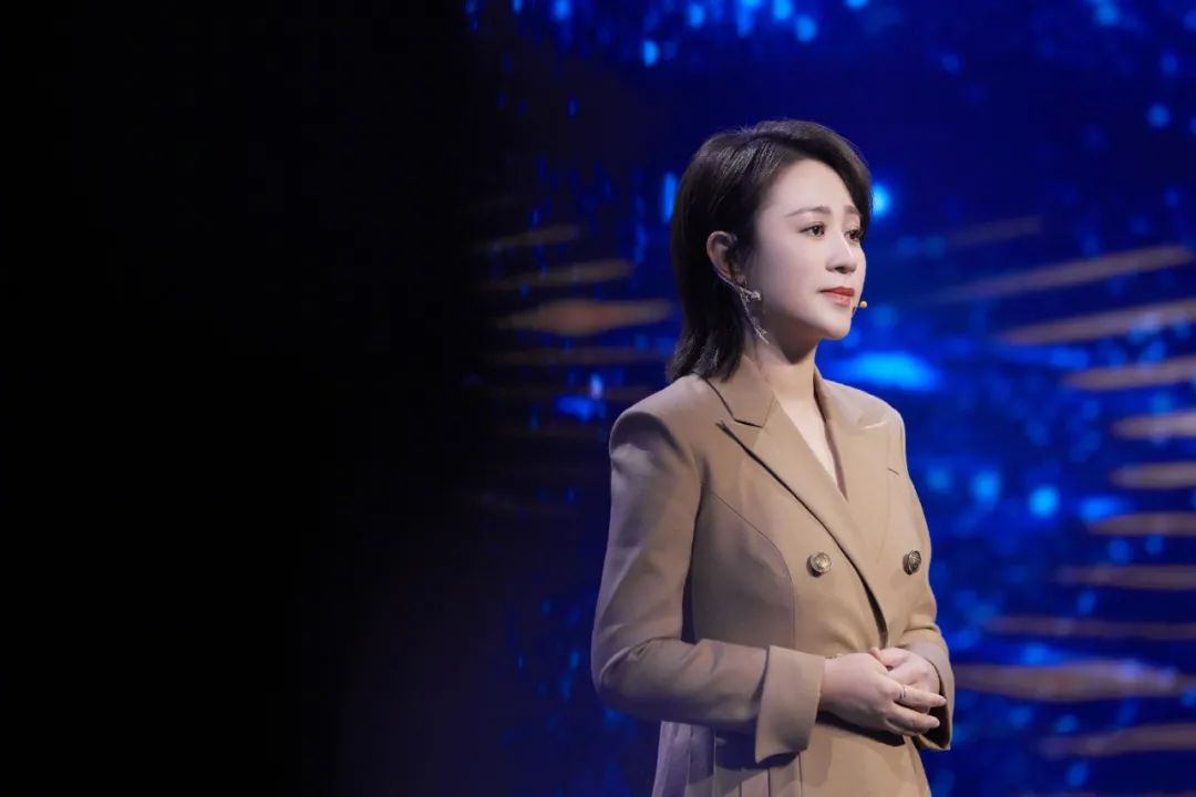 马冬梅扮演者——马丽,带来春季穿搭,优雅卡其色,时尚