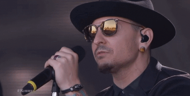 chester 在歌曲演唱过程中几度哽咽除去情感和纪念元素,专辑 one