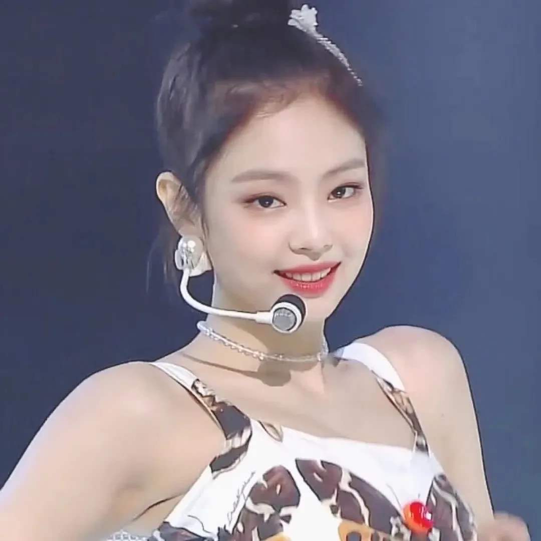 【jennie】名牌针织毛衣配短裤,时髦精啊!