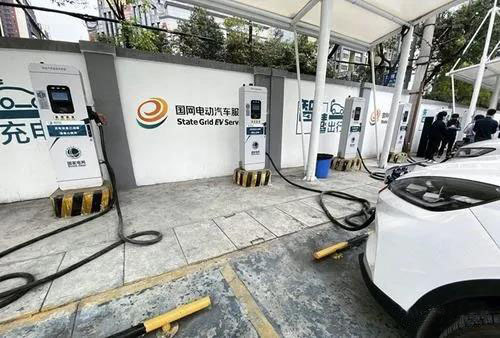 理想充电桩多少根 e86b4e50c594edd227d8e4de21cec28f05331ea8.jpg