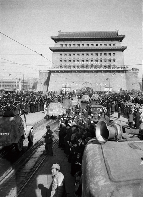 1949年2月3日,北平入城式,正阳门前的盛况,解放军的坦克开进了北京城.