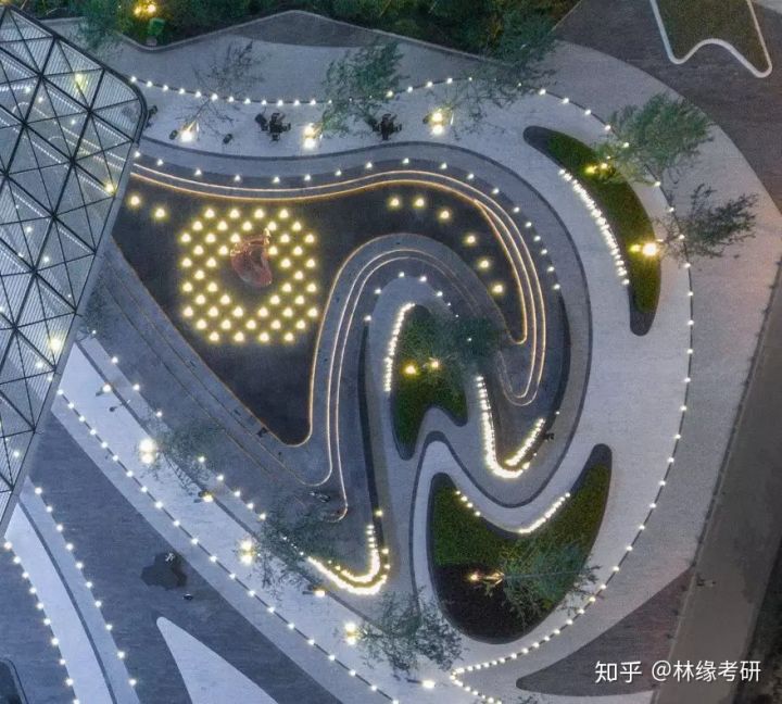 入口的引导性序列分析图 水景活动广场设计亮点: a 异曲线的构图