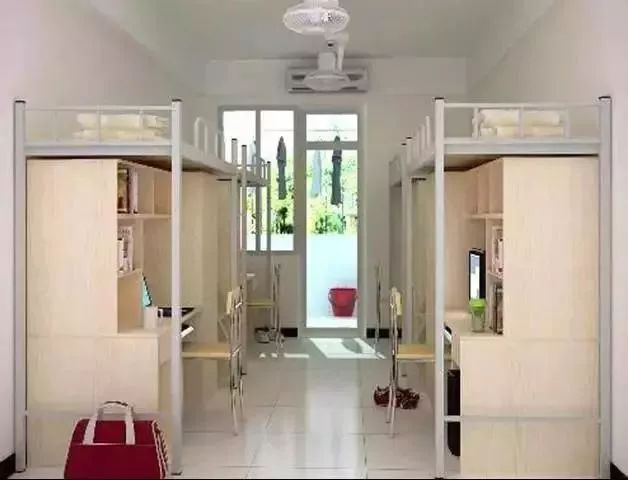 楼下还有健身器材,爱运动的童鞋是不是爽翻啦~ 同济大学的女生寝室