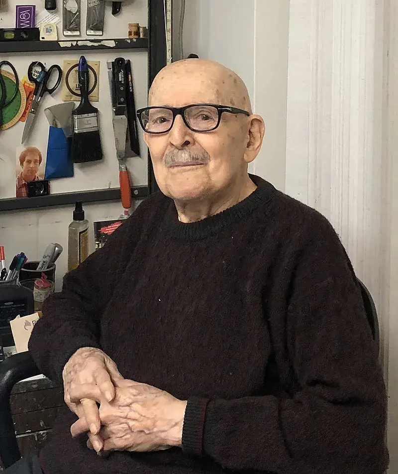 007经典标志设计师乔·卡洛夫迎来百岁生日