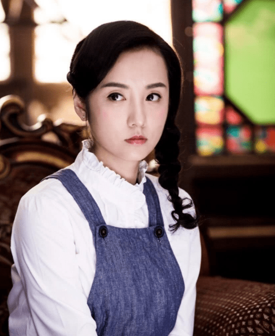 还有一名女配角格外吸引人眼球,那就是吕一扮演的谭睿玲.