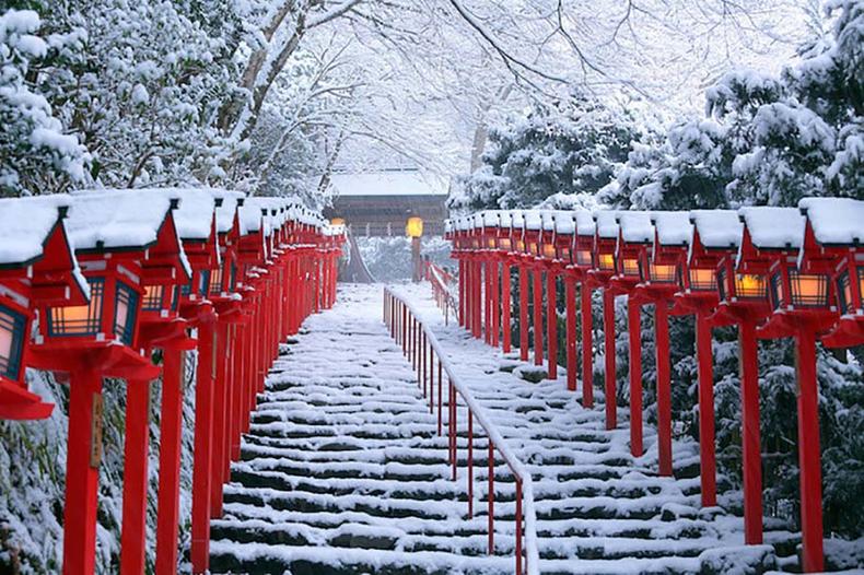 位于京都鞍马山西麓的贵船神社,是日本诸多贵船神社的总本社,其主祭神