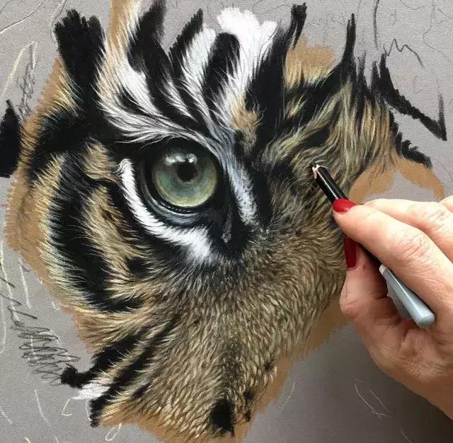 这样的绘画难不难画,今天就来一起分享绘画技巧,提升你对超写实的技能