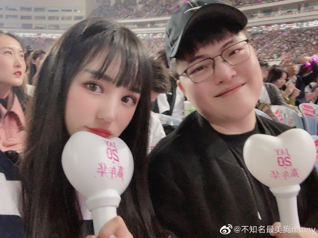 uzi超越小鲜肉登顶第一后,女友婷婷回应:简自豪和我都