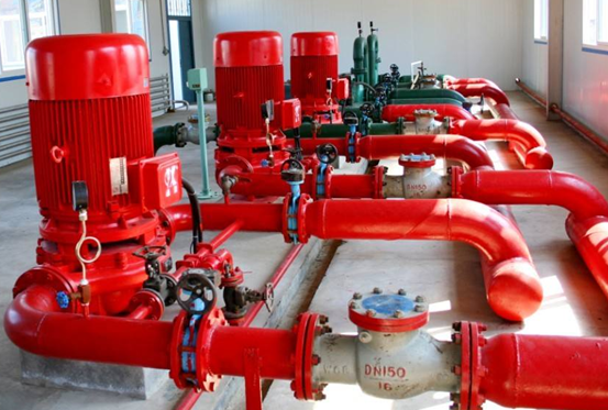 时,消防泵组应在泵房内预留流量计和压力计接口