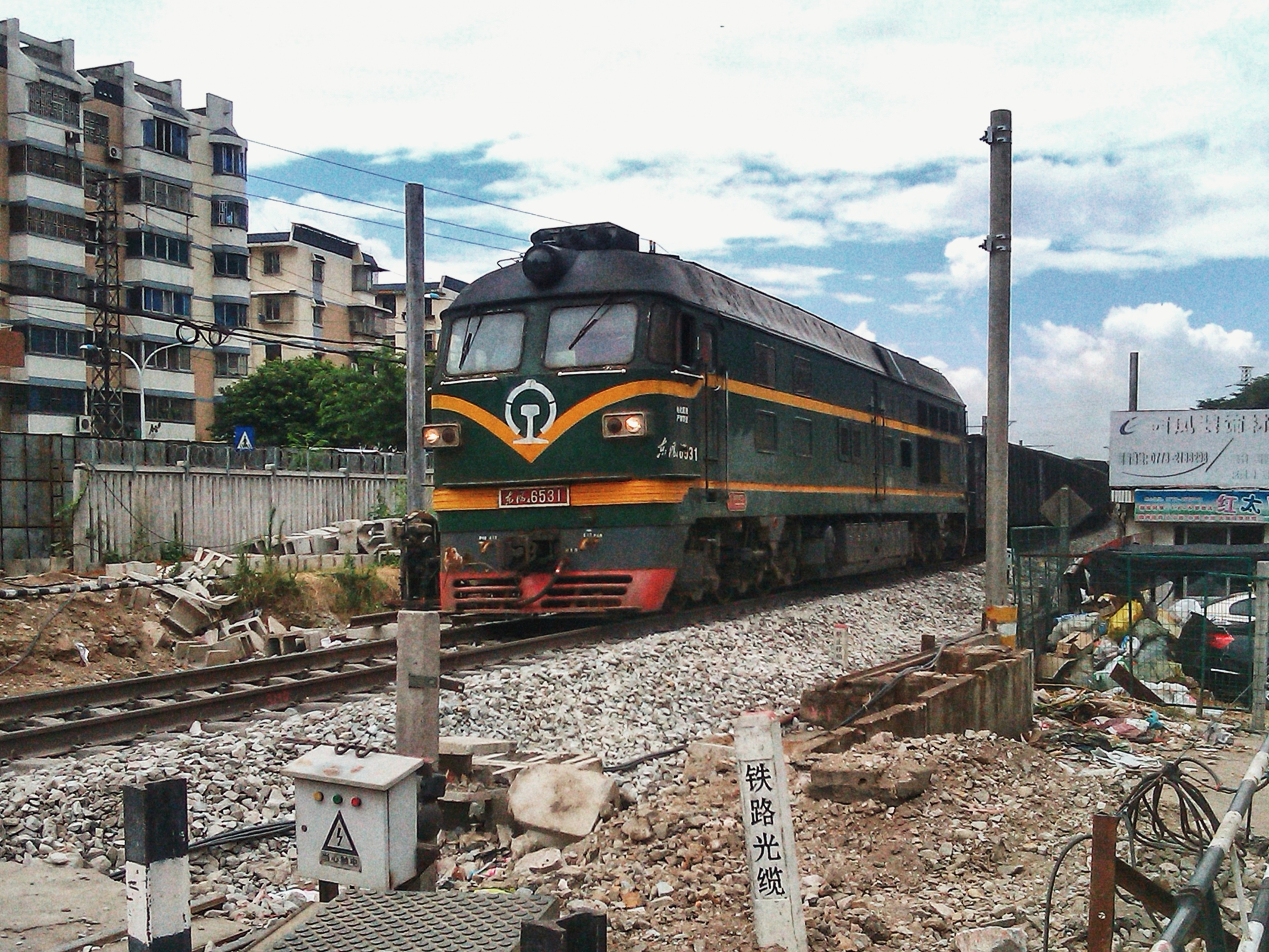 df4b-6531号机车牵引一上行货列通过甲山平交道口,拍摄于2013年8月8日