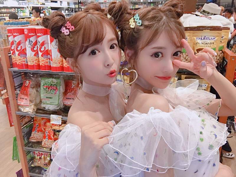 《三上悠亚》&《明日花绮罗》巧扮双胞胎,黑暗天后「梦幻同框」辣到爆