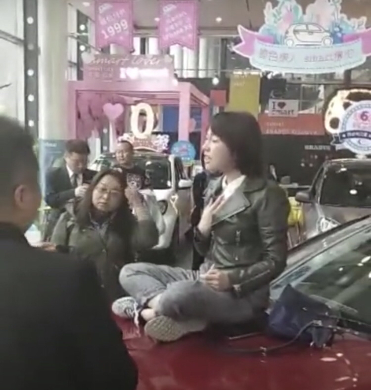 从奔驰女车主的维权中,我们能从中看到一个巨大的链条