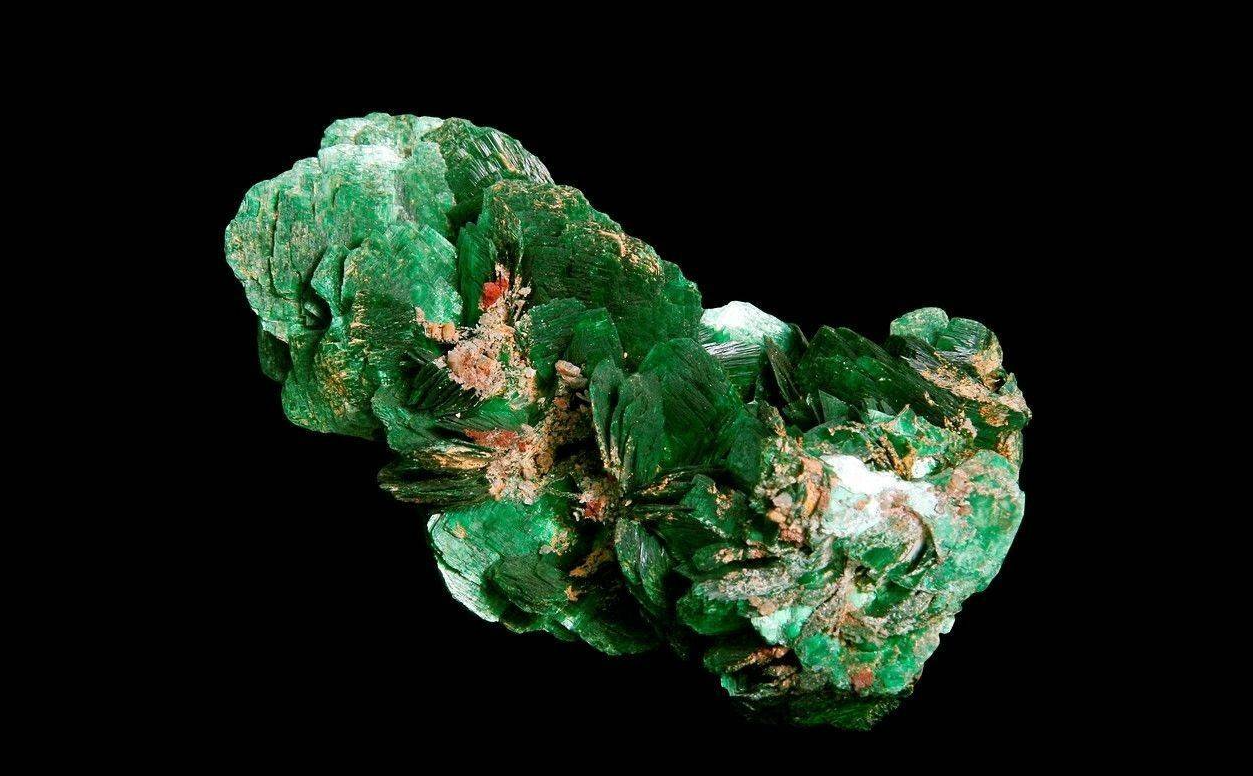 图为油矿石铀，作为一种重要的战略资源，一个国家开采出来的铀，绝大部