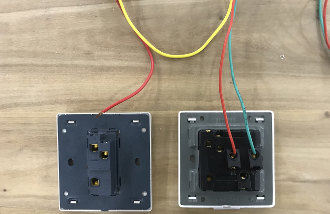 电工知识:一开五孔配个单联双控开关怎么接线?