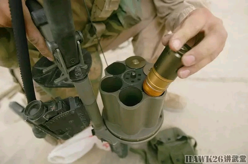 生活 日常 rgp40型40mm榴弹发射器 装弹时,先关上保险,在枪管下方有一