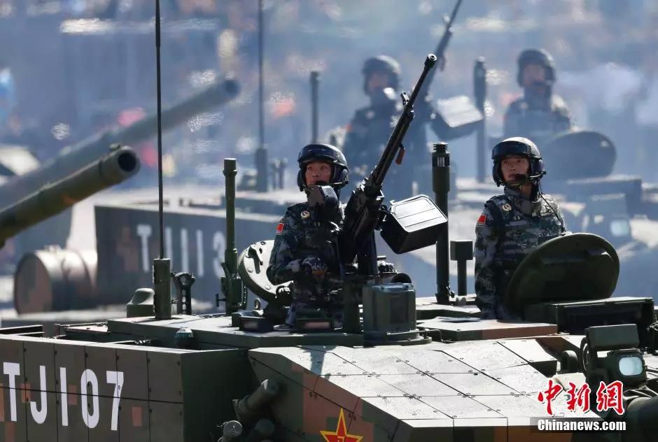 为什么坦克兵也要戴头盔中国坦克盔已经用上了航天科技