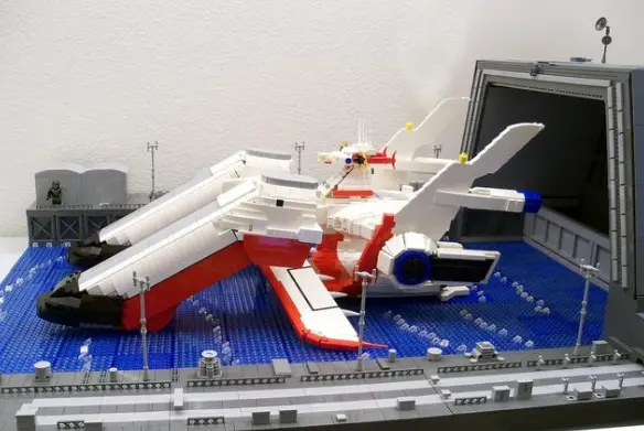 此外，战舰大天使号的“双腿”也是很有“白色木马”的意思。不得不说有