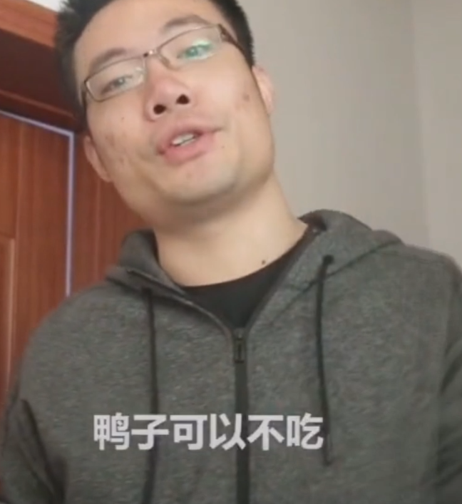 对于老马来说十万现金红包不是很亏,但是一年不吃红皮鸭子那真是巨亏
