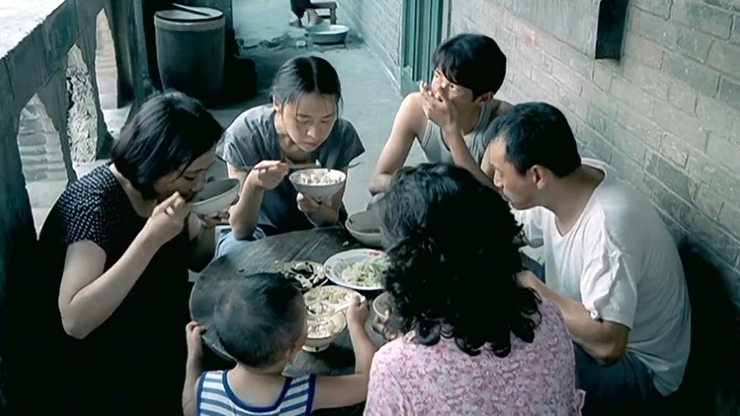 电影《孔雀》:家里的每一个孩子都需要关爱,不只是最特殊的那个