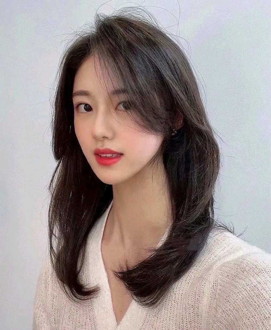 锁骨发属于一种中长发型,具有很好的修颜效果,适合大多数女性.