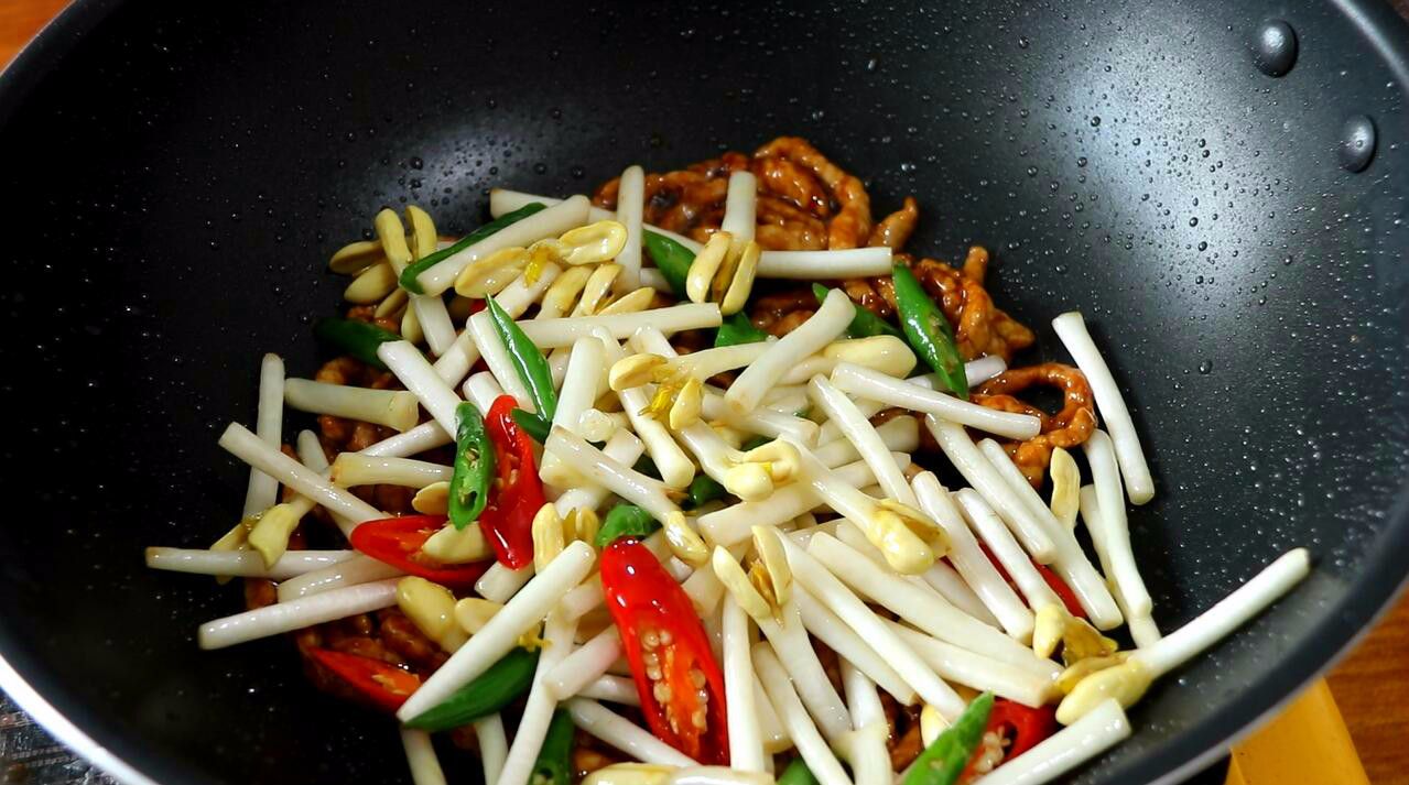 这道花生芽炒肉丝就做好了,花生芽吃起来脆嫩爽口,肉丝嫩滑入味