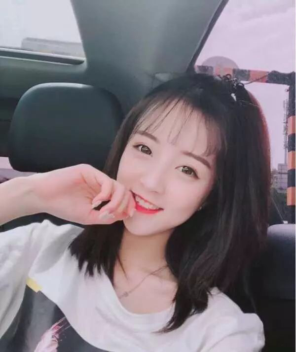 虎牙莉哥洗去浓妆艳抹重新开播,一脸清新模样